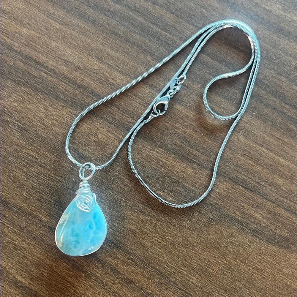 Elegant Silver and Blue Pendant Necklace